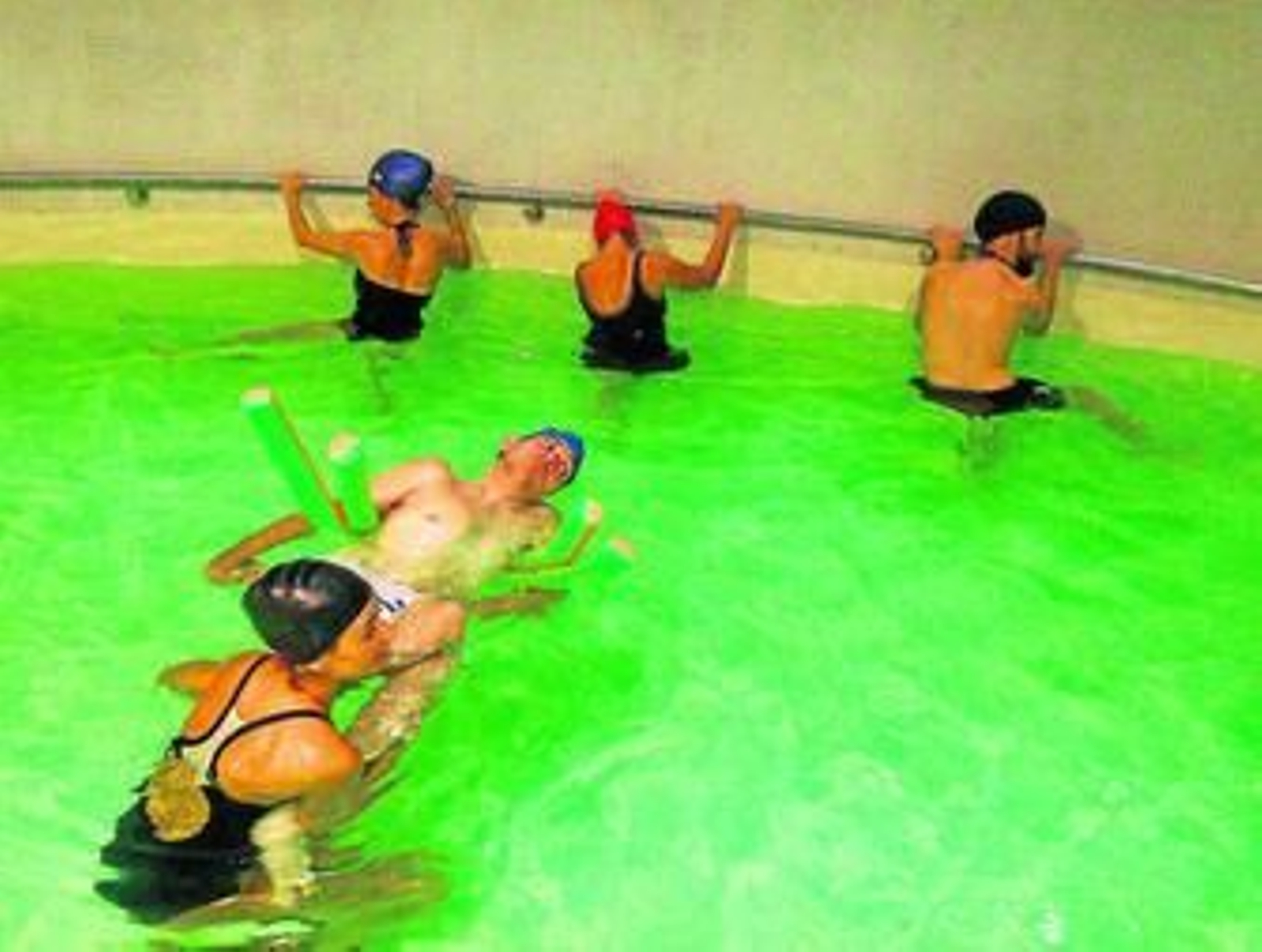 Varios socios de Apropadis 2.0 durante una de las sesiones de hidroterapia del pasado curso.