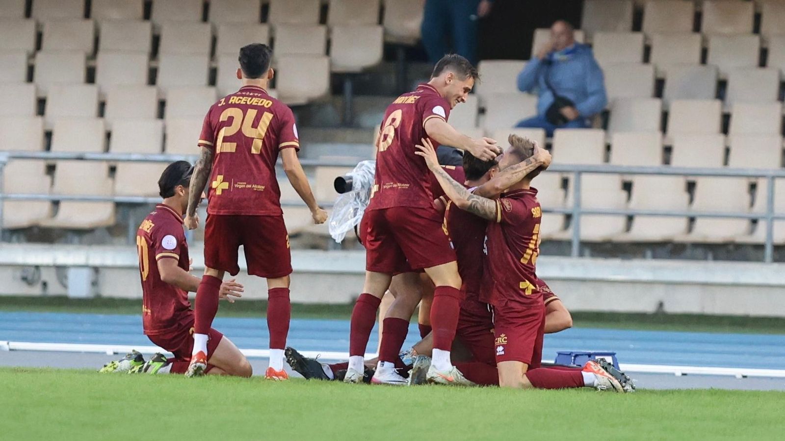 Los jugadores del Lorca celebran el único gol del partido.