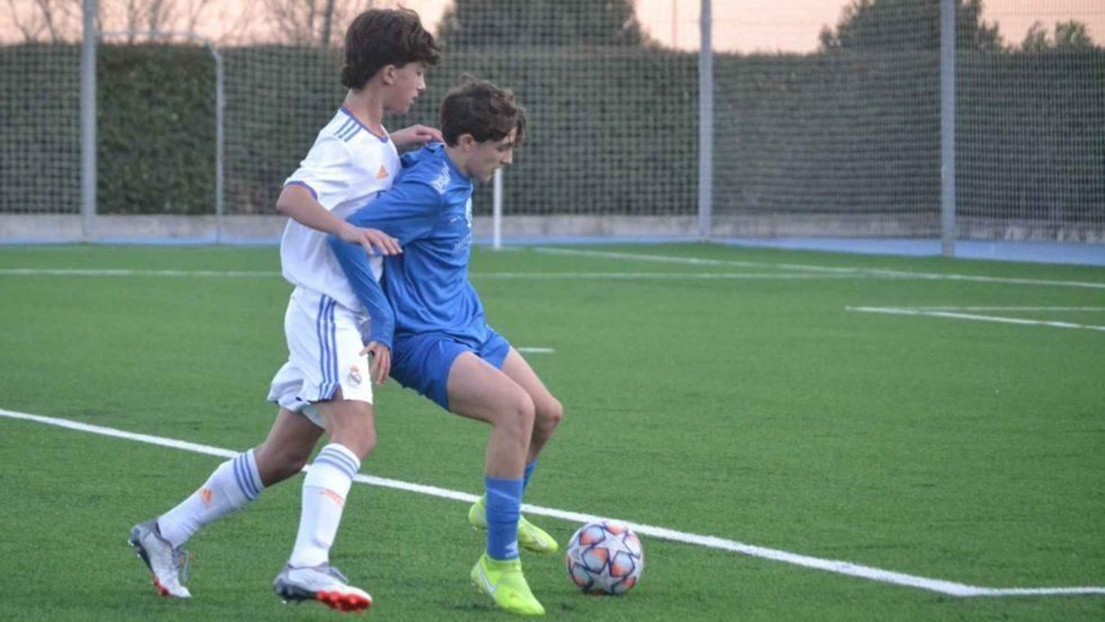 Un canterano del Xerez DFC, presionado por uno del Real Madrid en Valdebebas. Un canterano del Xerez DFC, presionado por uno del Real Madrid en Valdebebas.