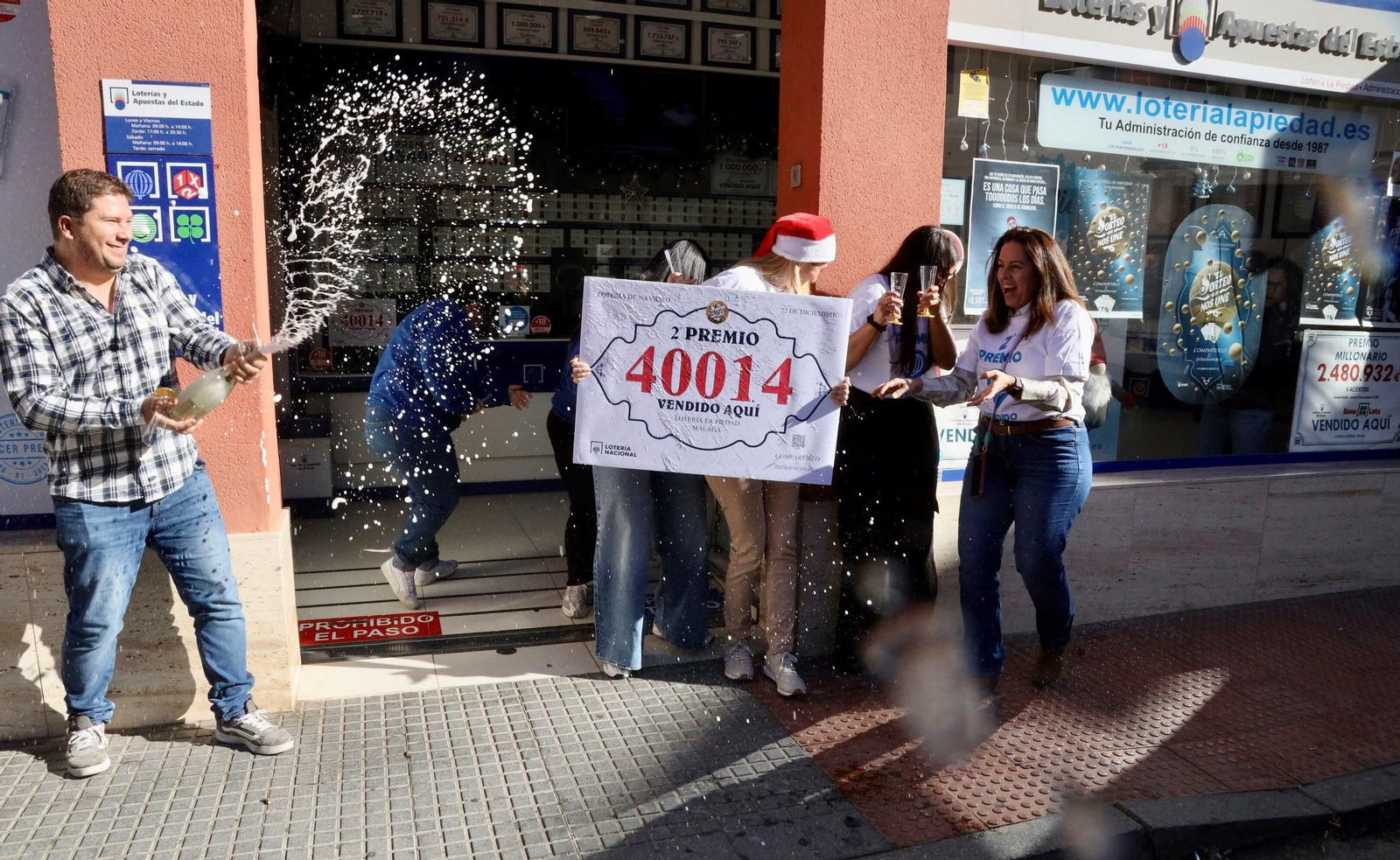 La administración La Baraka celebrando el segundo premio de la Lotería de Navidad de 2024.