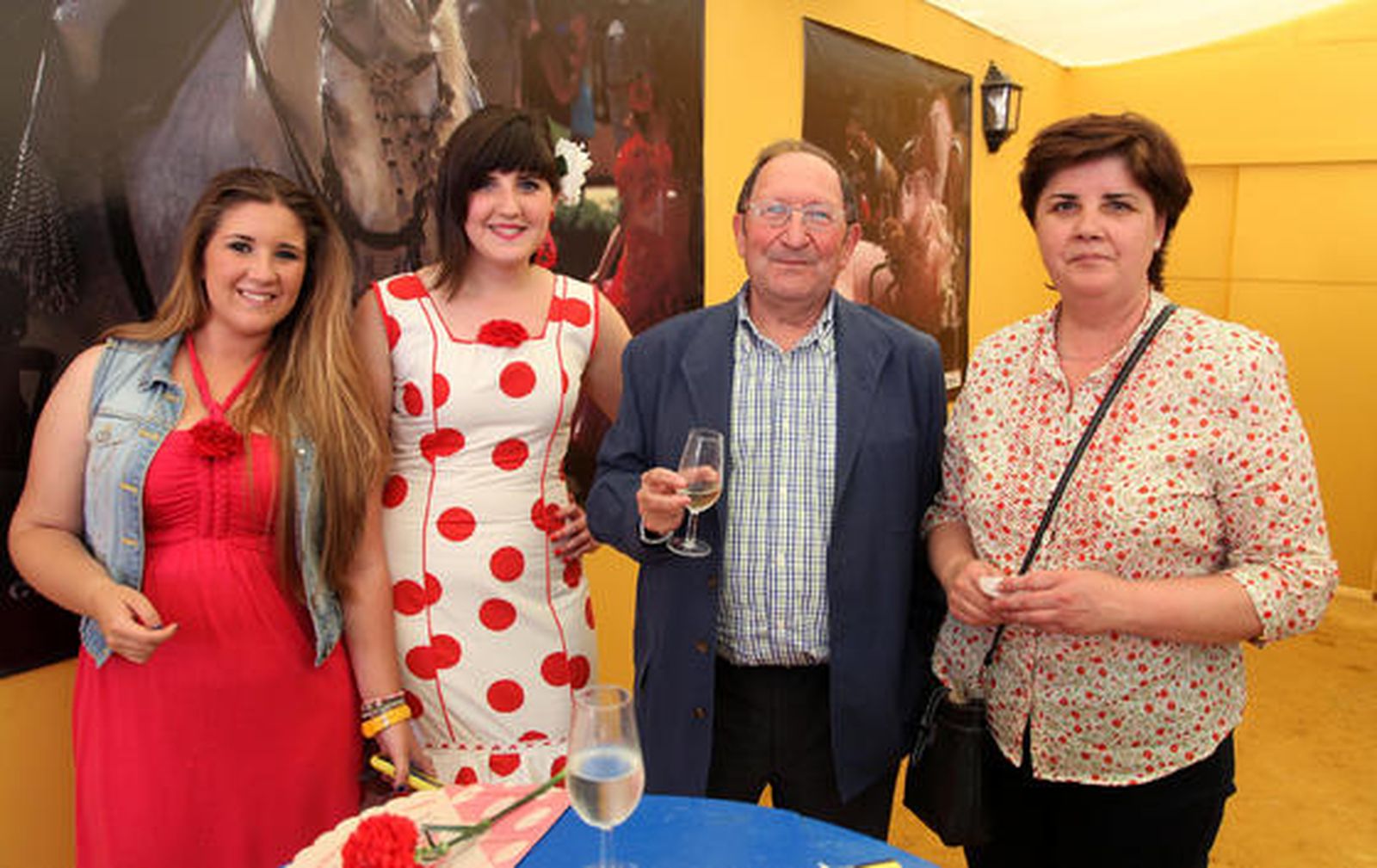 Fernando Domínguez, de la Fundación Caballero Bonald, junto a su mujer Pepi Corrales, y sus hijas Paula y Ana. 

Foto: Vanesa Lobo
