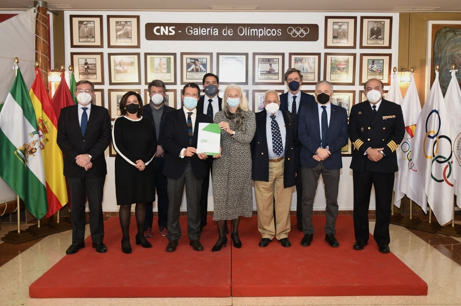 Una imagen de la comisión creada con el documento de la petición de la medalla de Andalucía.