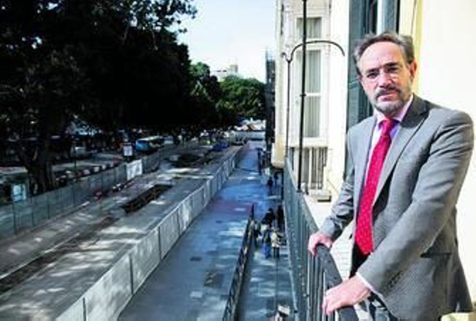 Felipe López posa en el balcón de la Delegación del Gobierno, en la Alameda Principal, con las obras del Metro al fondo.