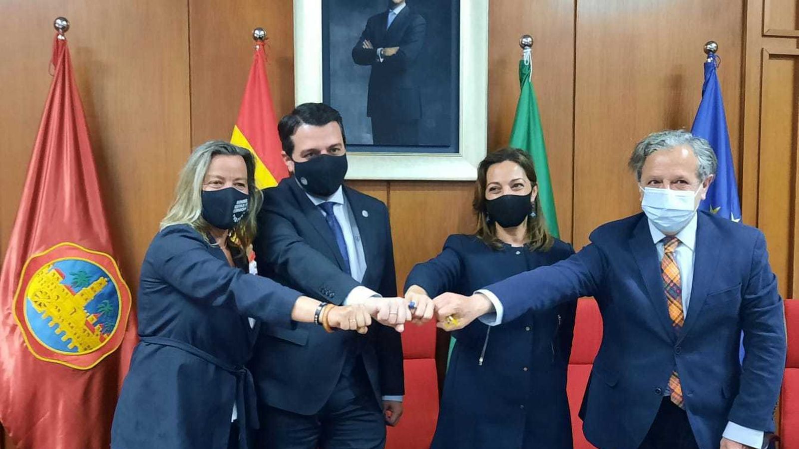 Foto para el recuerdo del pacto entre el equipo de gobierno y el PSOEpara los prespuestos del 2021.