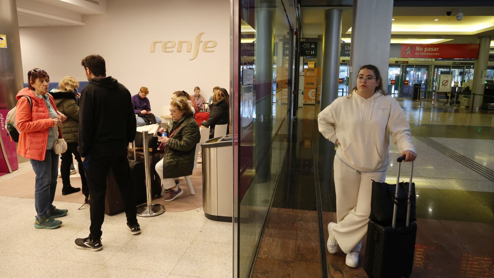 Luisa Lamas, viajera afectada por las cancelaciones junto a la oficina de Renfe