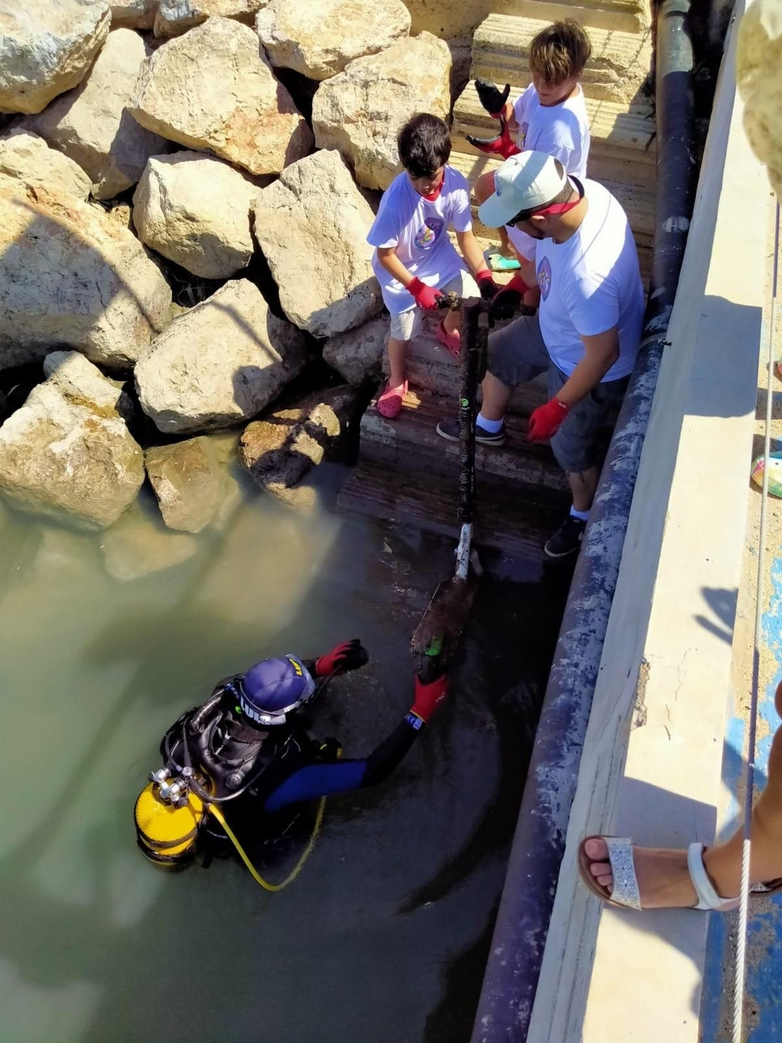 Uno de los buzos, durante la limpieza del fondo marino de la dársena.