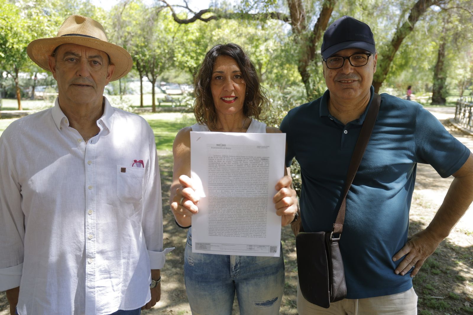 Francisco José Fernández, Concepción Illanes y Javier Cárdenas, con la respuesta al recurso presentado al Ayuntamiento, que les da la razón.