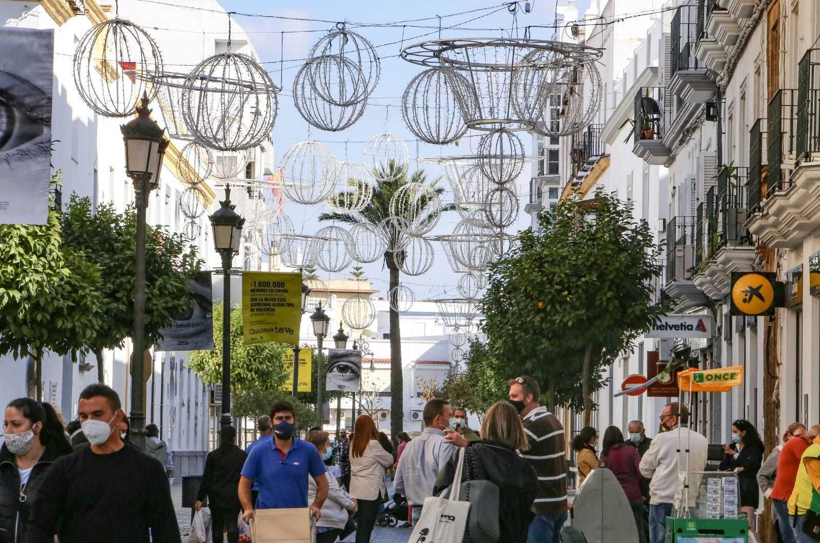 Exornos navideños en la calle La Vega.