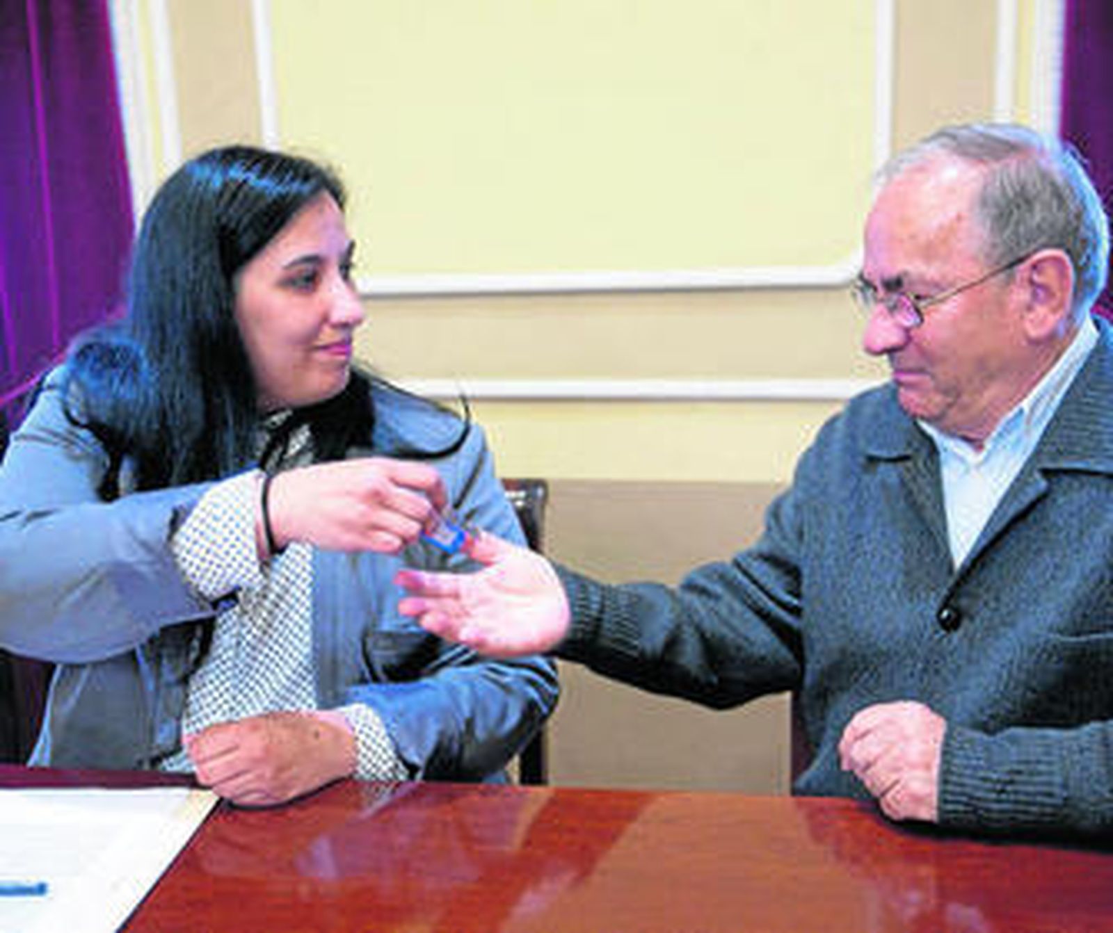 Ana Fernández, entregando las llaves a Manuel Mení, presidente del colectivo Calor en la Noche.