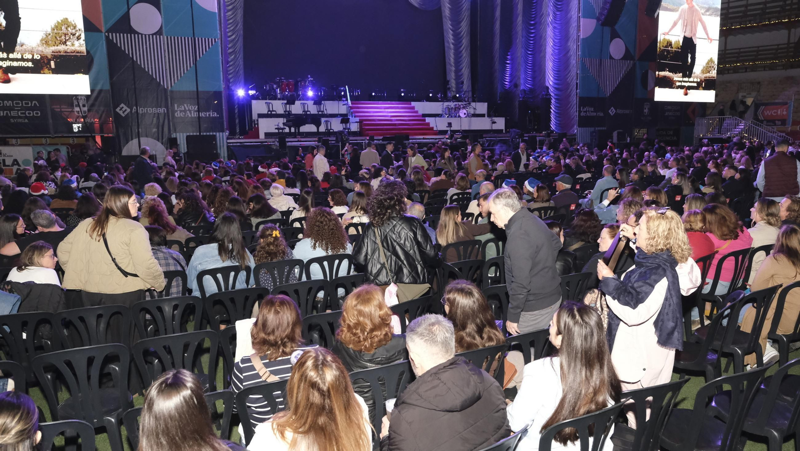 David Bisbal enamora a su Almería en el inicio de la gira 'Todo es Posible en Navidad', en fotografías