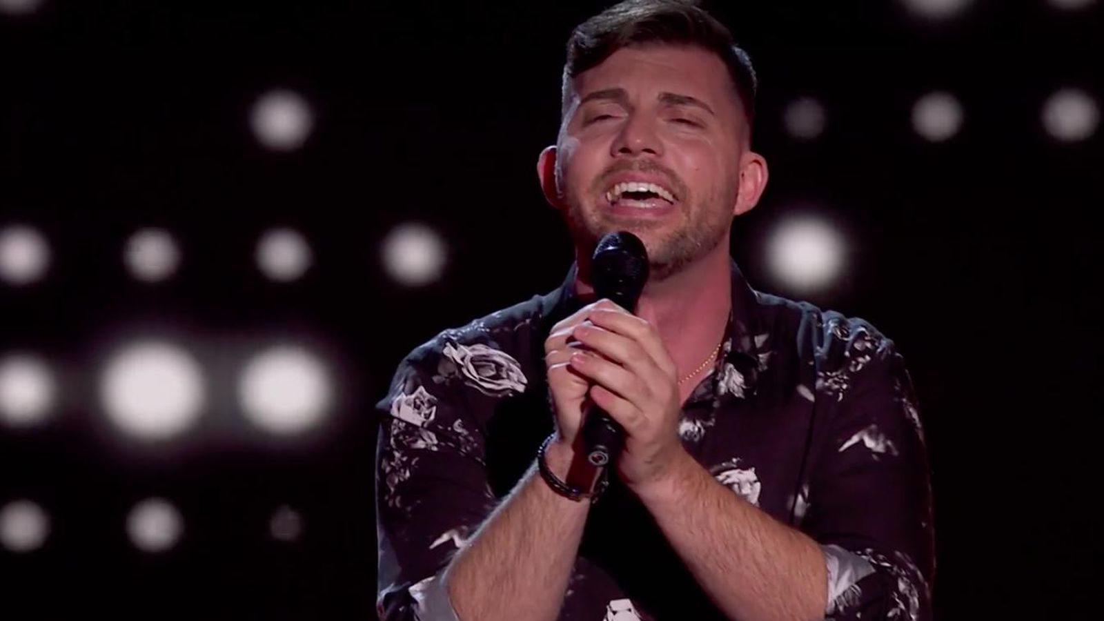 Francisco Cuenca interpreta 'Por debajo de la mesa'.