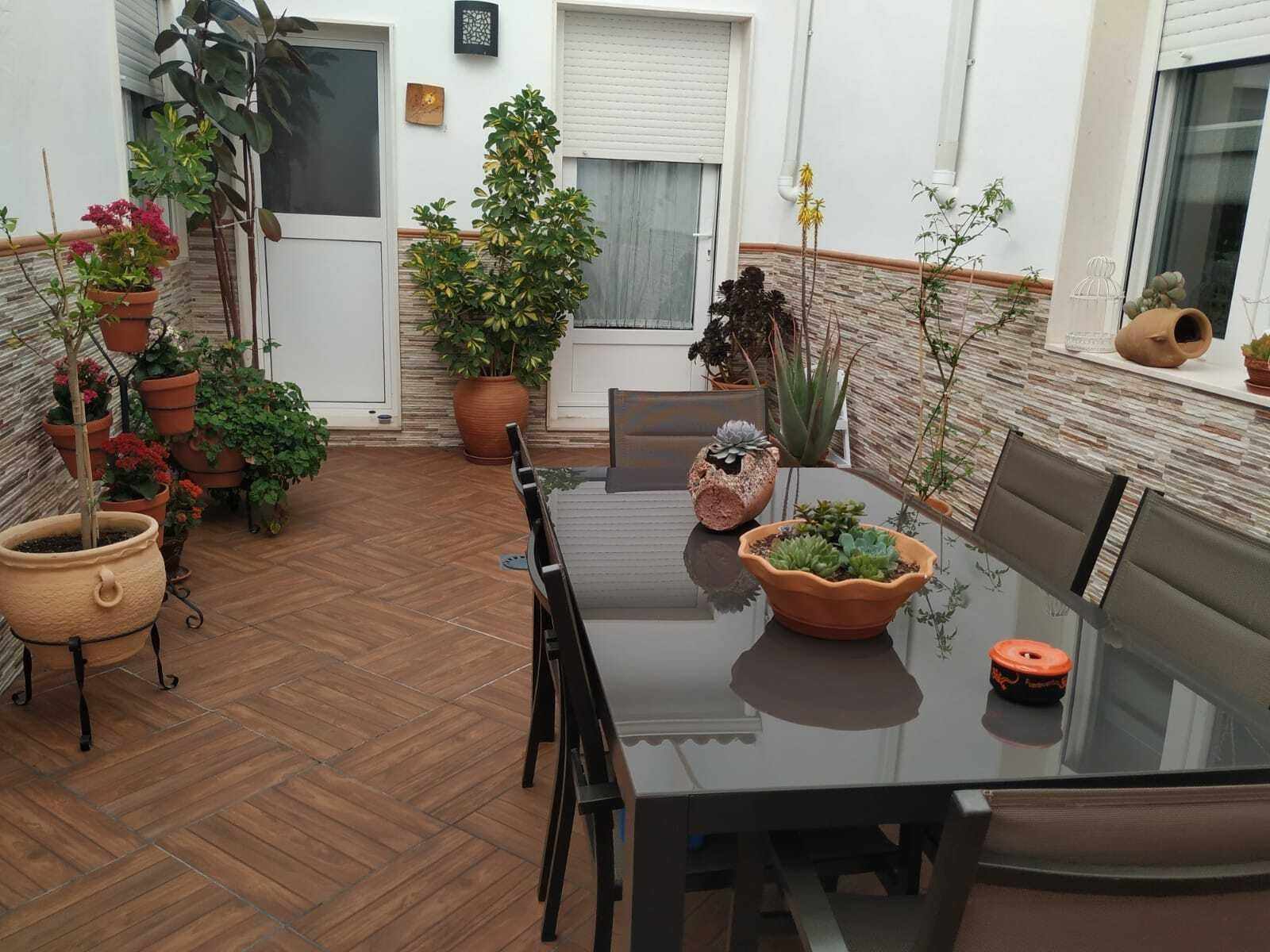 Fotografías de cómo lucen los patios, balcones y rejas de Iznájar.