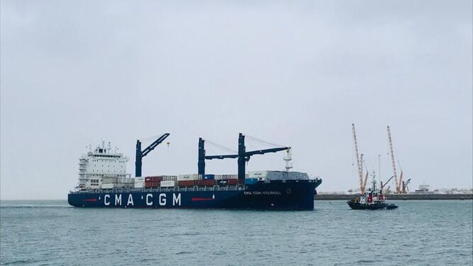 Imagen de ayer mismo, del primer barco de la nueva línea abierta en Cádiz por CMA CGM