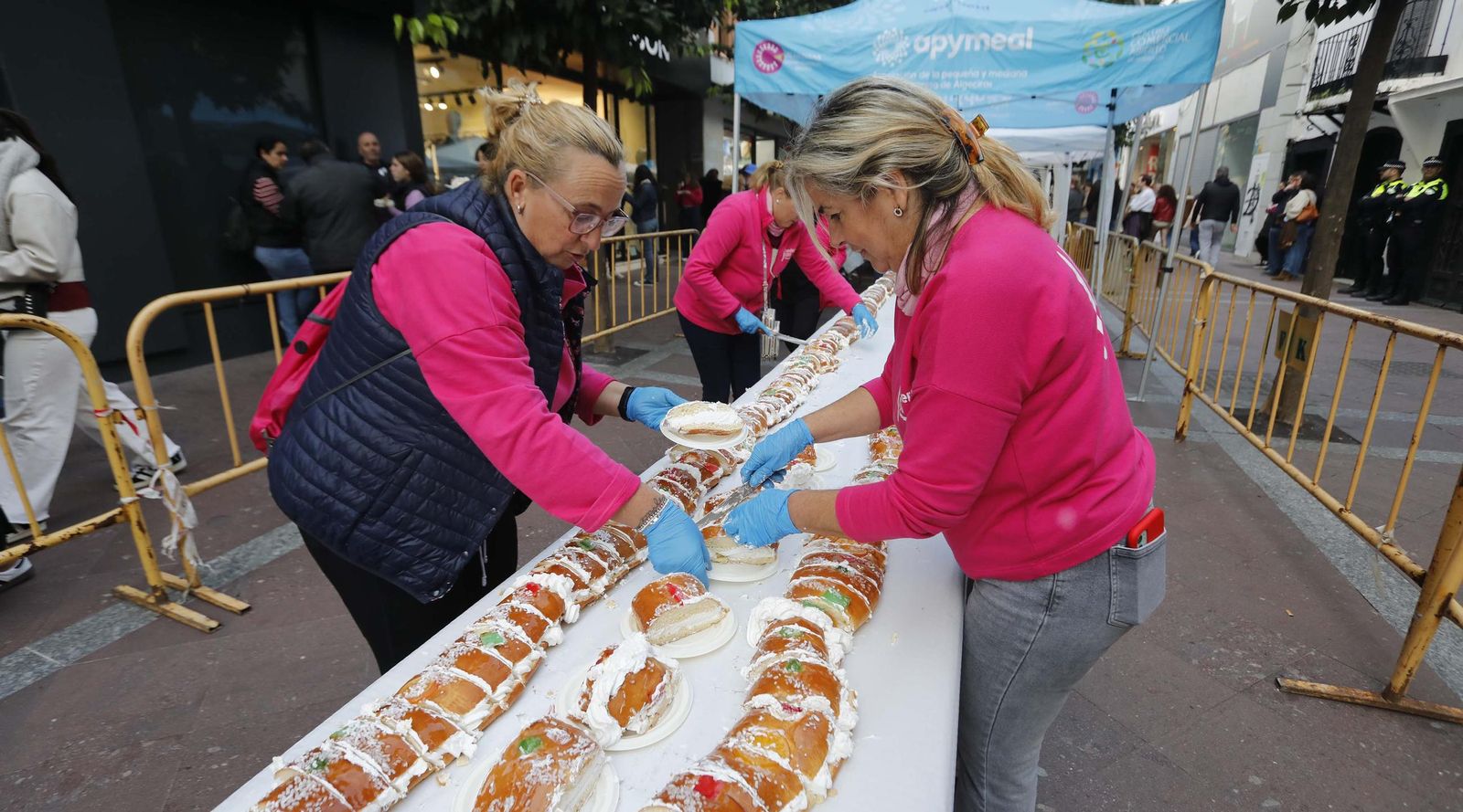 Fotos del roscón de Reyes solidario de Apymeal en Algeciras