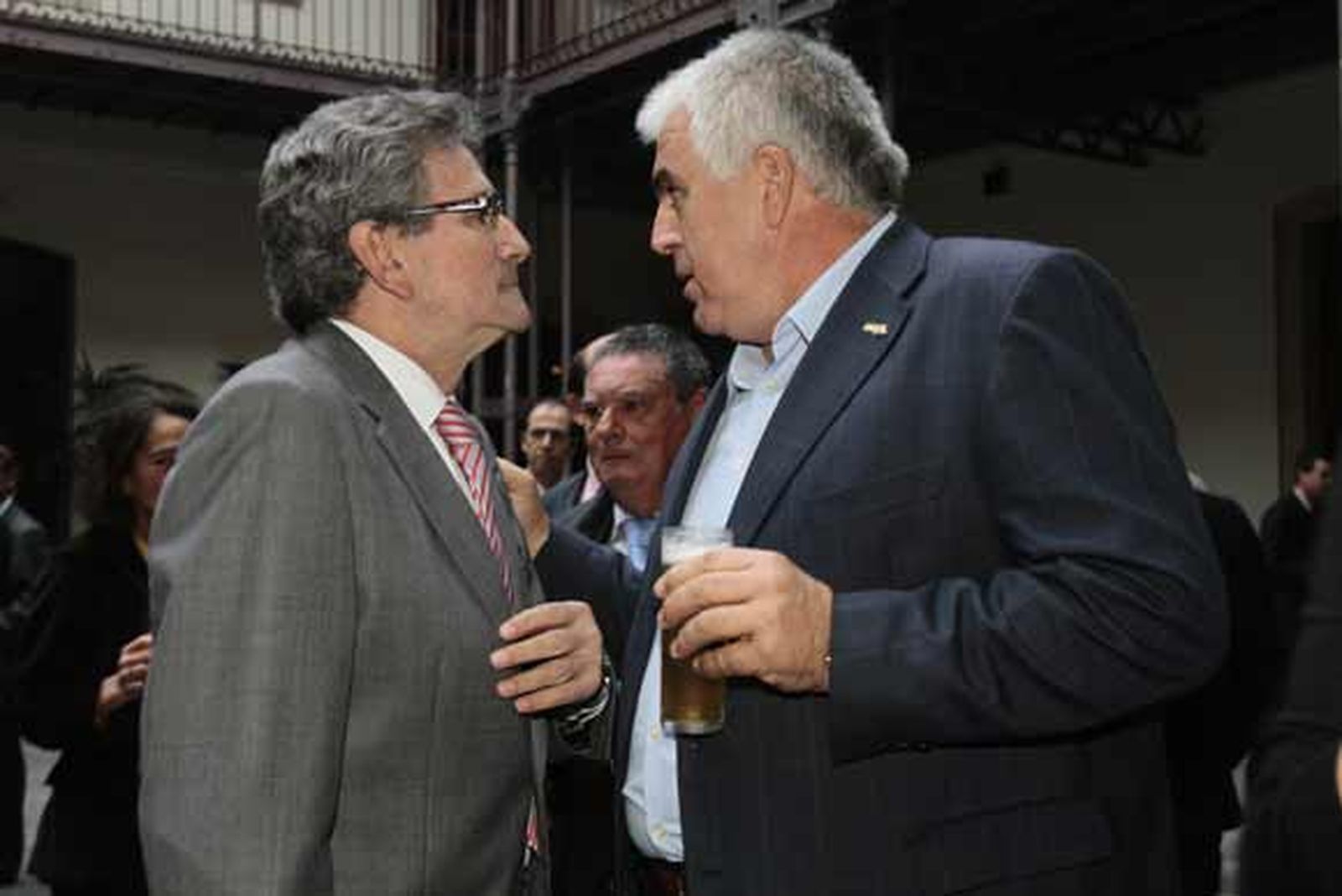 Luis Pizarro conversa con Miguel López Sierra, máximo responsable de Uaga.

Foto: Julio Gonzalez/Joaquin Pino/Lourdes de Vicente