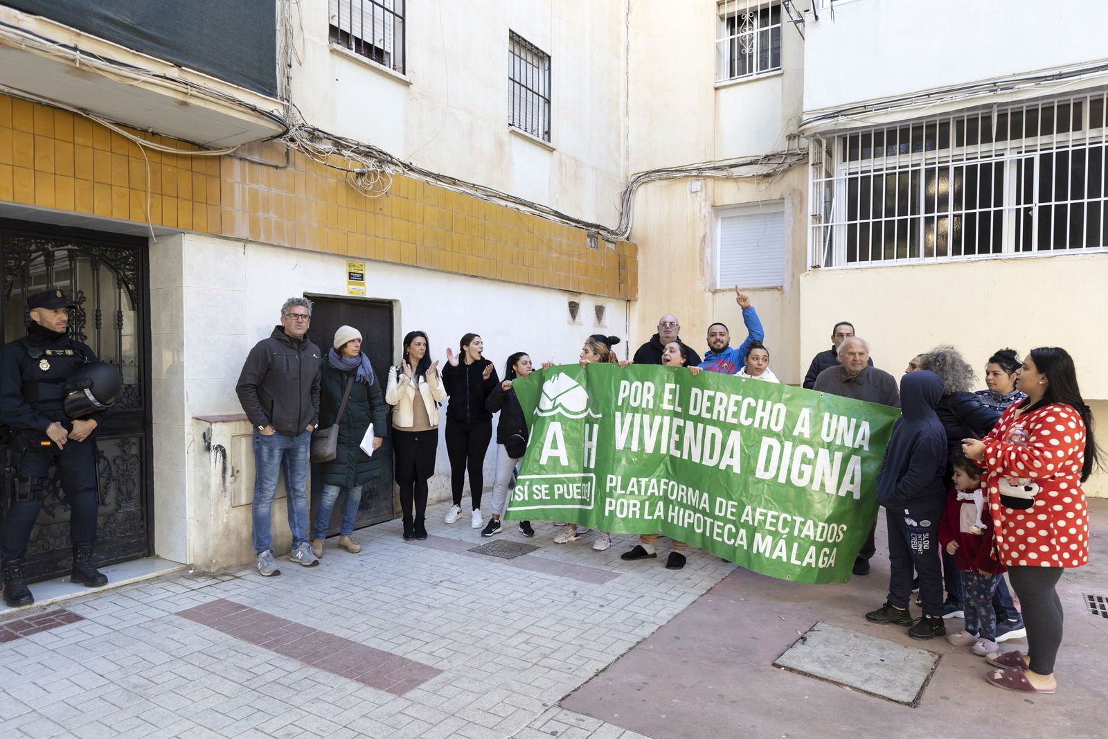 Concentración a las puertas de la vivienda de Yumara, que vive con su hija, de 3 años y medio, para evitar su desahucio.
