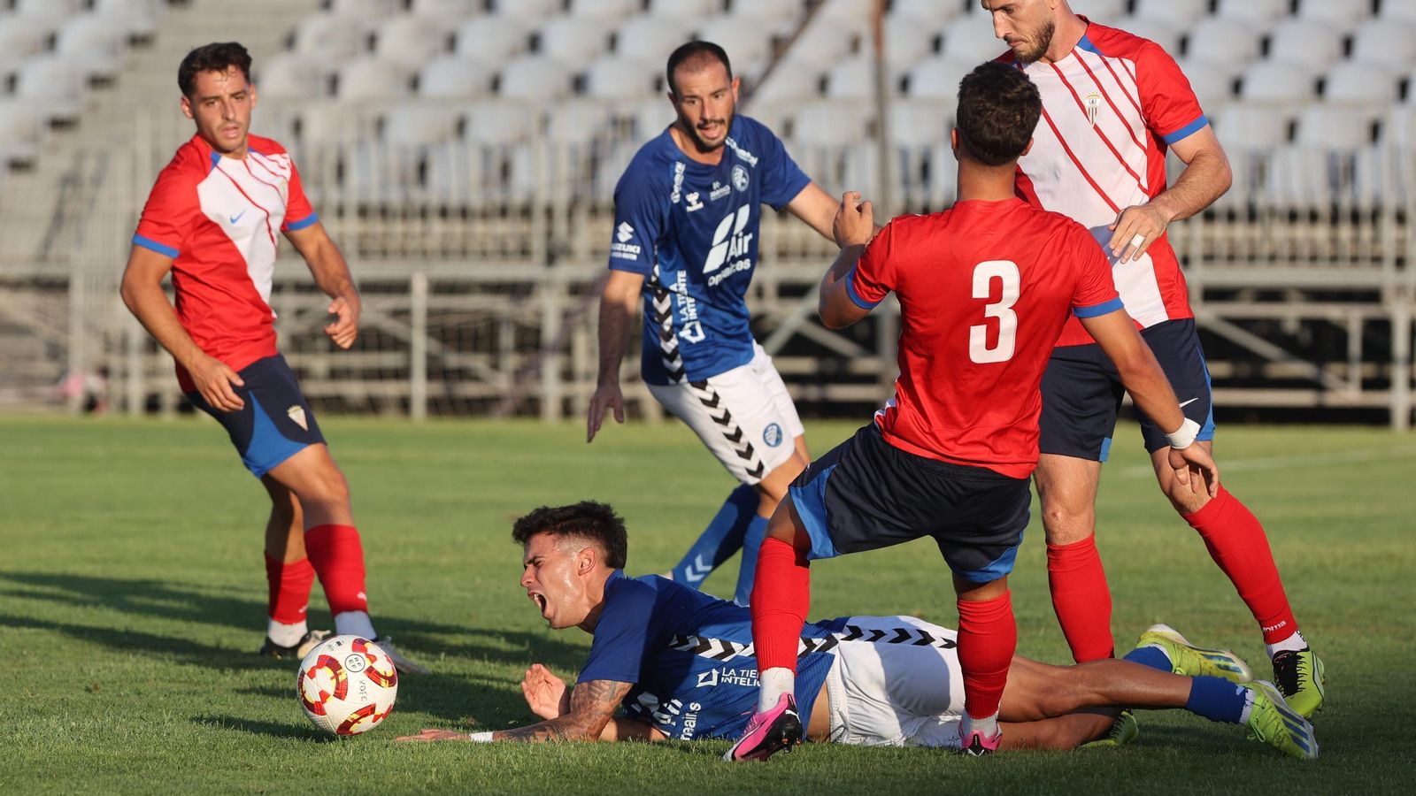 Juan Andrés, autor del 1-0, recibe una falta.