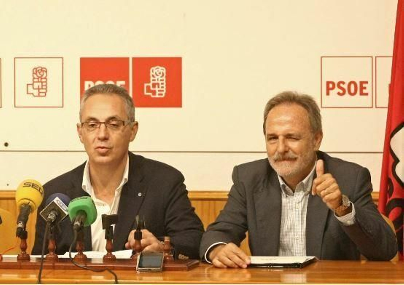 Juan Lozano y Salvador de la Encina durante una rueda de prensa en la sede del PSOE de Algeciras.