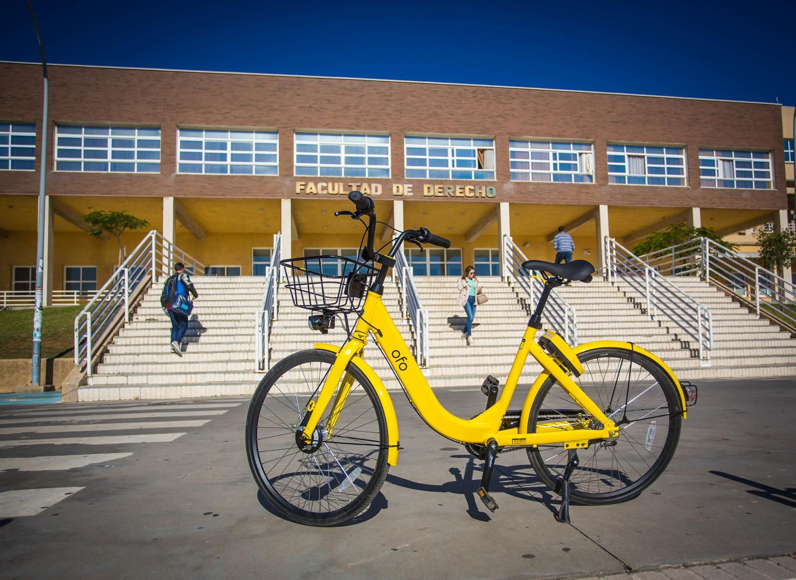 Una de las bicicletas de la plataforma ante la Facultad de Derecho.