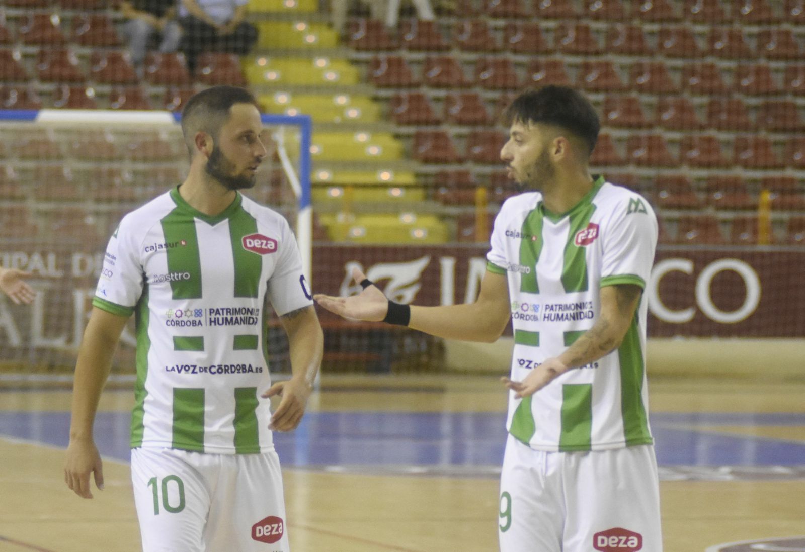 David Leal (a la derecha), habla con su hermano Manu durante un reciente encuentro.