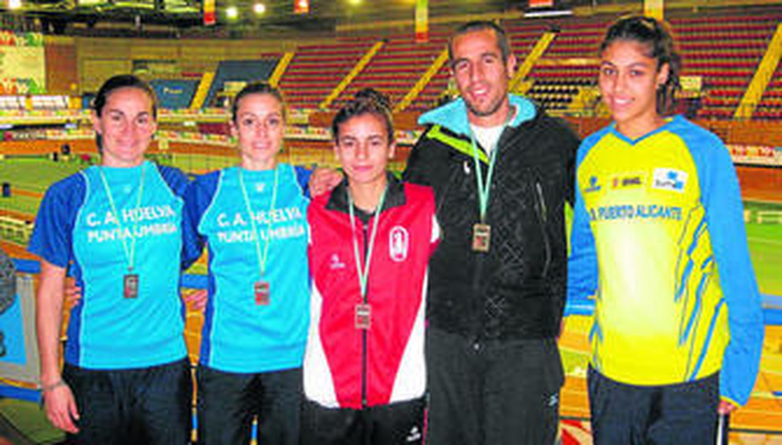 Alba, Paqui, María, Emilio y Jennifer posan en Sevilla, donde compitieron en el Andaluz absoluto.