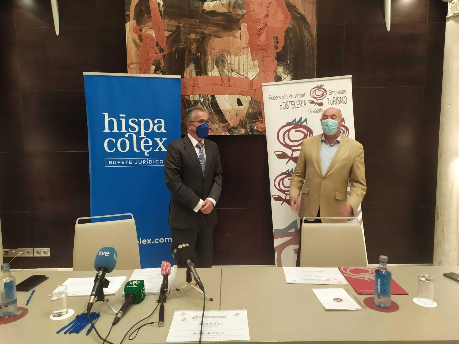 El director de HispaColex, Javier López y García de la Serrana junto al secretario de la Federación de Hostelería y Turismo de Granada, Antonio García