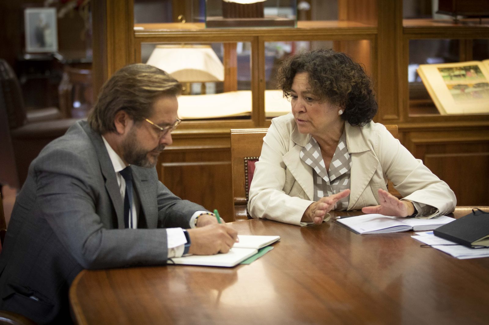Un momento de la reunión entre la rectora y el delegado de la Junta.