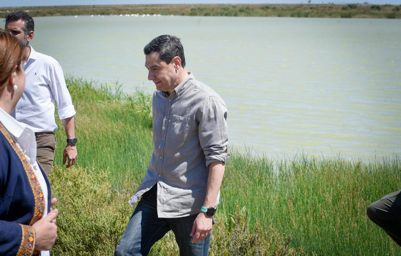 La visita del presidente de la Junta de Andalucía a la finca Veta la Palma, en imágenes