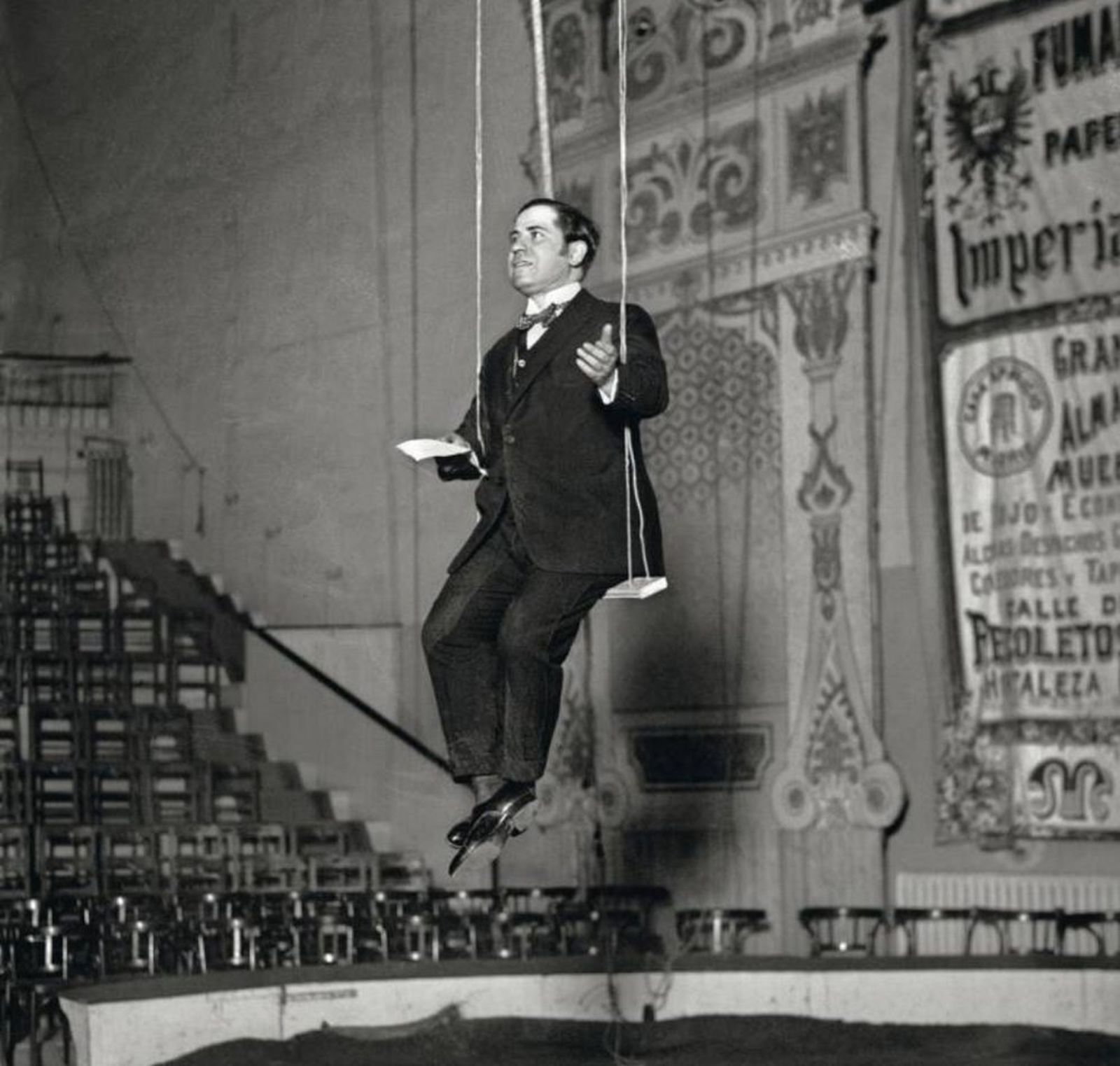 Ramón Gómez de la Serna, en el Circo Price de Madrid en 1923, fotografiado por Luis R. Marín.