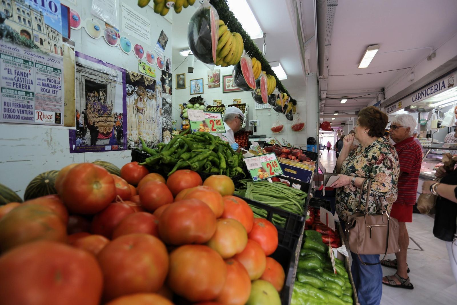 Imagen de uno de los puestos de frutas situados junto a la entrada de la Plaza de Abastos.