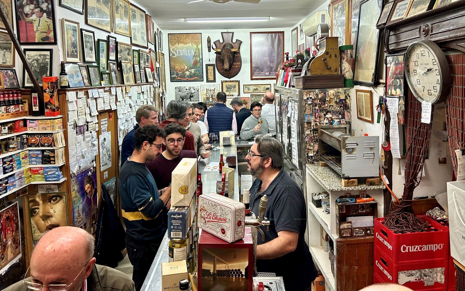 Emilio Vara tras el mostrador de Casa Moreno, un museo del buen yantar y de los recuerdos.