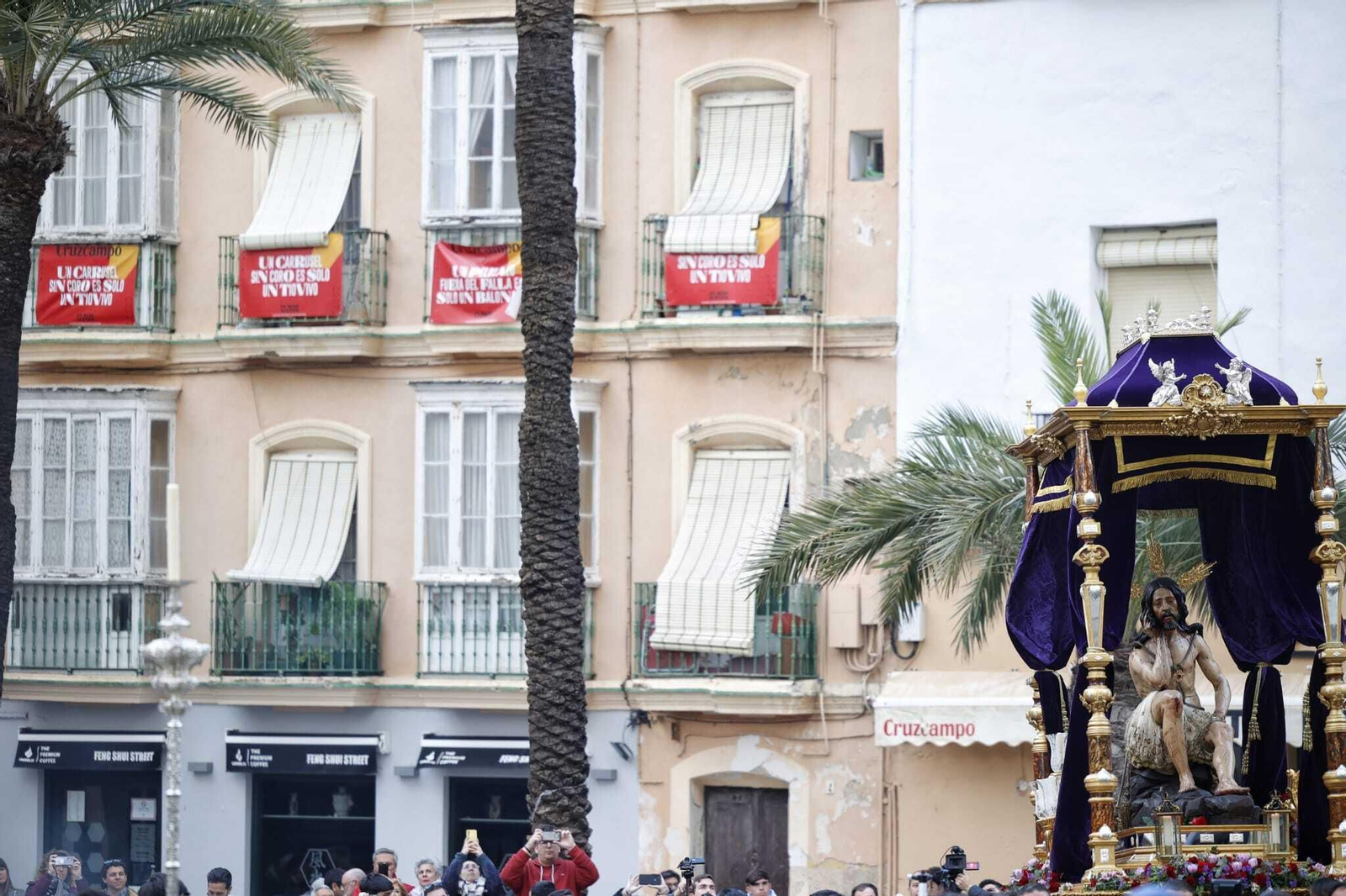 Las imágenes del vía crucis oficial de las hermandades de Cádiz de 2023