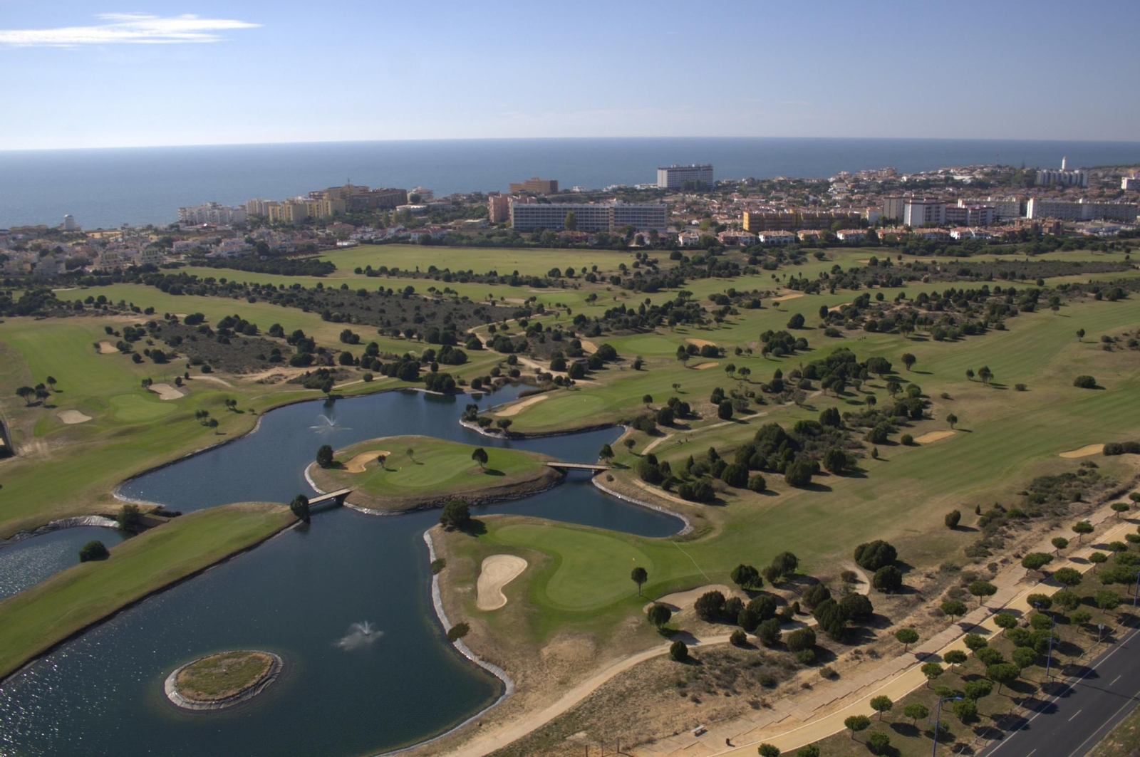 Vista aérea del campo de golf Dunas de Doñana en Matalascañas.