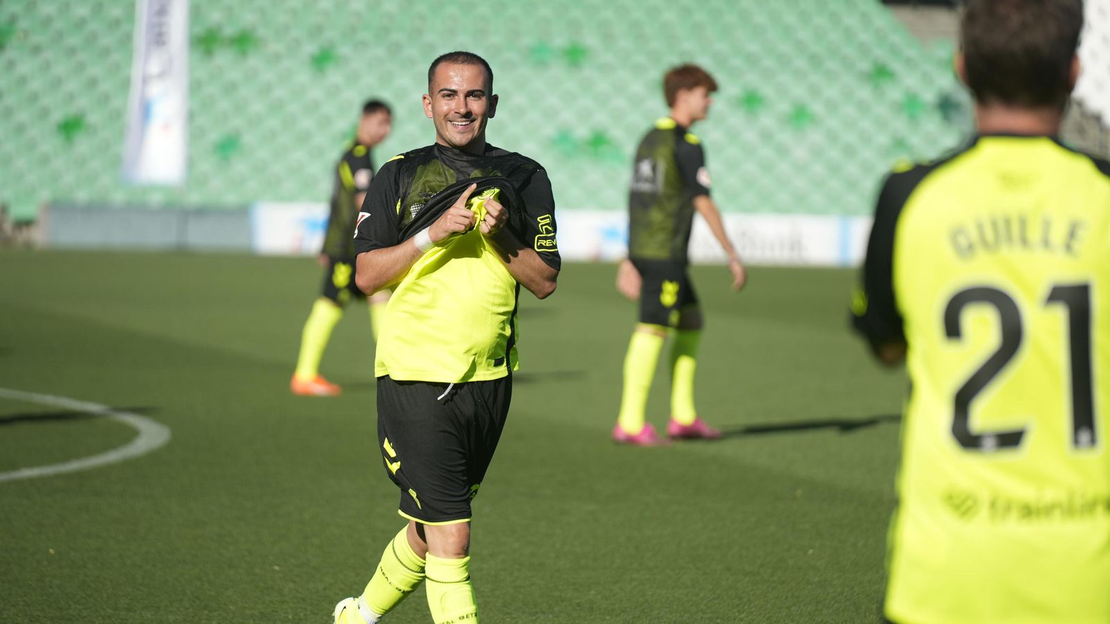 Alejandro celebra el 1-2 provisional, que marcó de penalti en la primera parte.