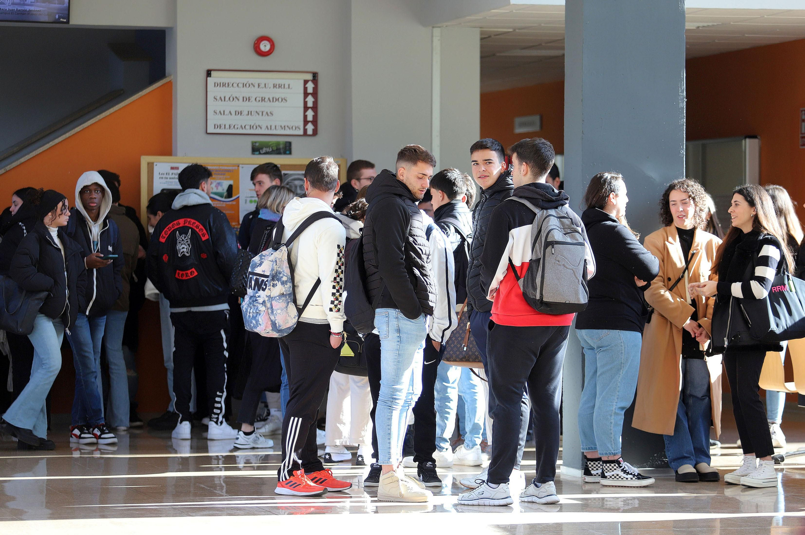 Compañeros y profesores de los estudiantes de Trabajo Social guardan un minuto de silencio en memoria de sus compañeros fallecidos en el incendio, en imágenes
