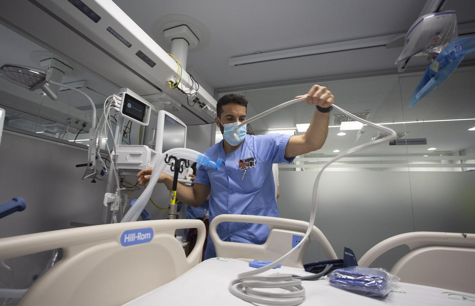 Las imágenes de la visita al interior del Hospital Militar de Sevilla