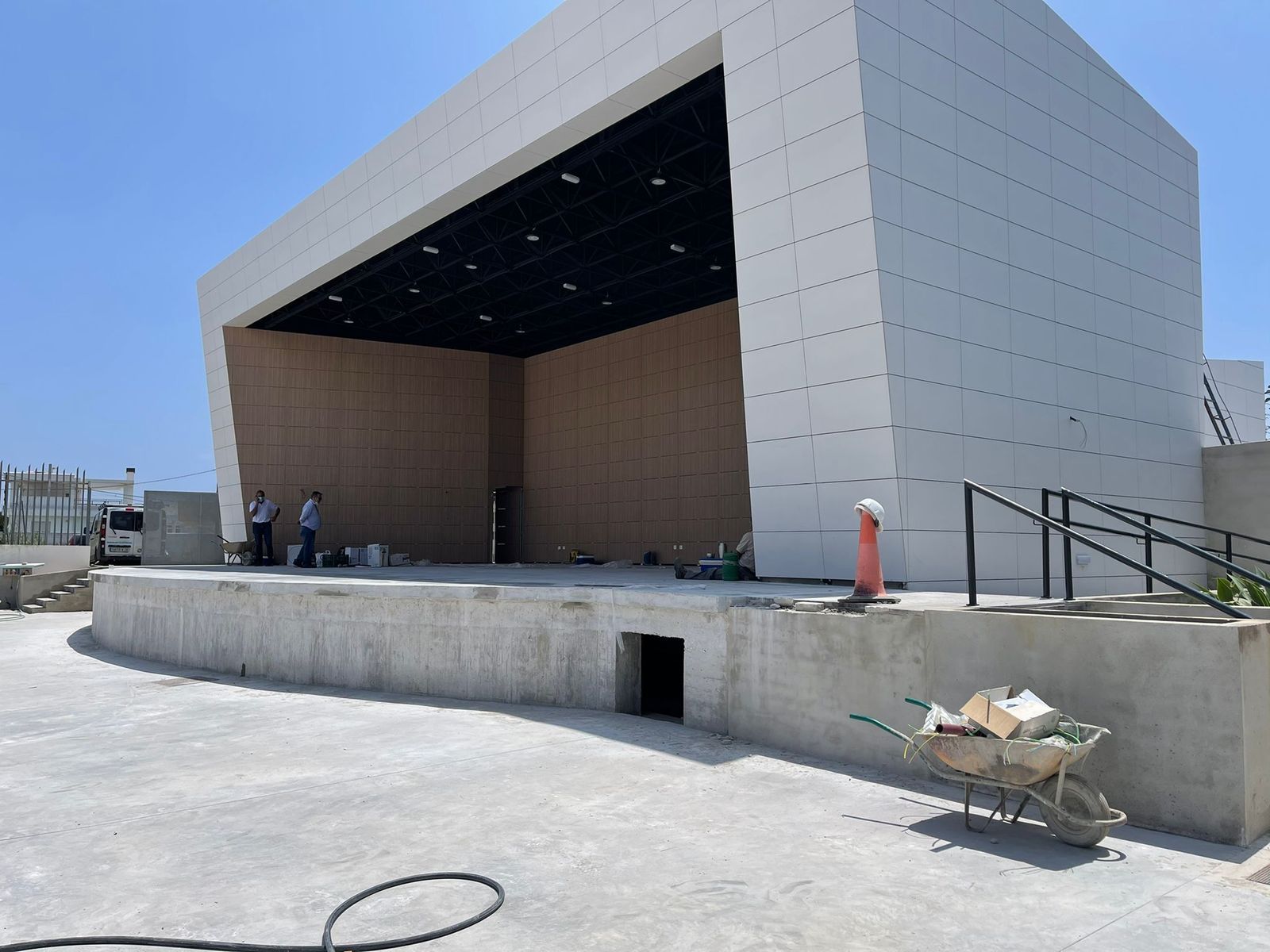 Trabajadores rematando los trabajos del escenario del auditorio de Huerta Julián.