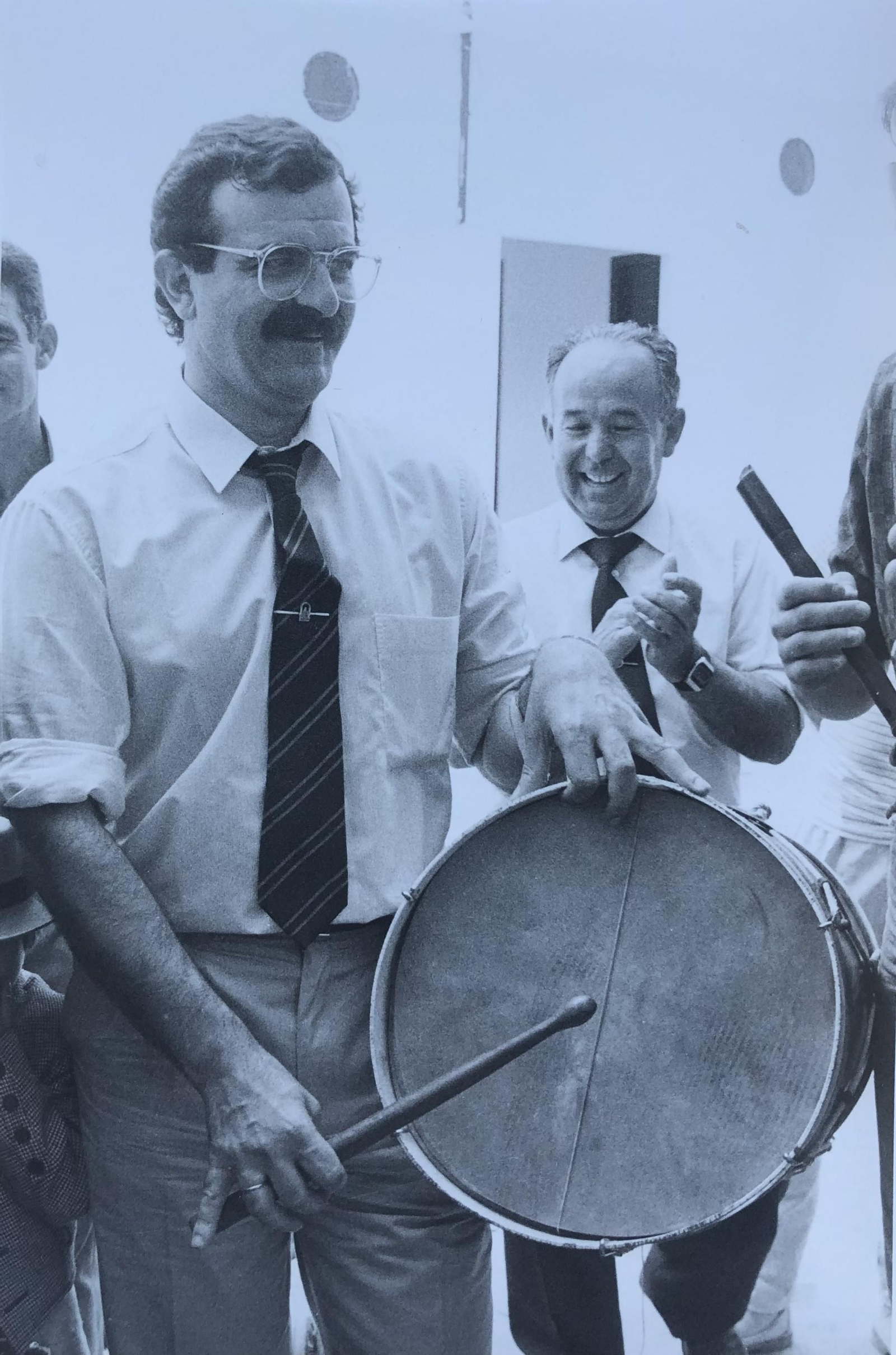 El entonces presidente de la Junta de Andalucía, José Rodríguez de la Borbolla, con el tamboril, en 1986.
