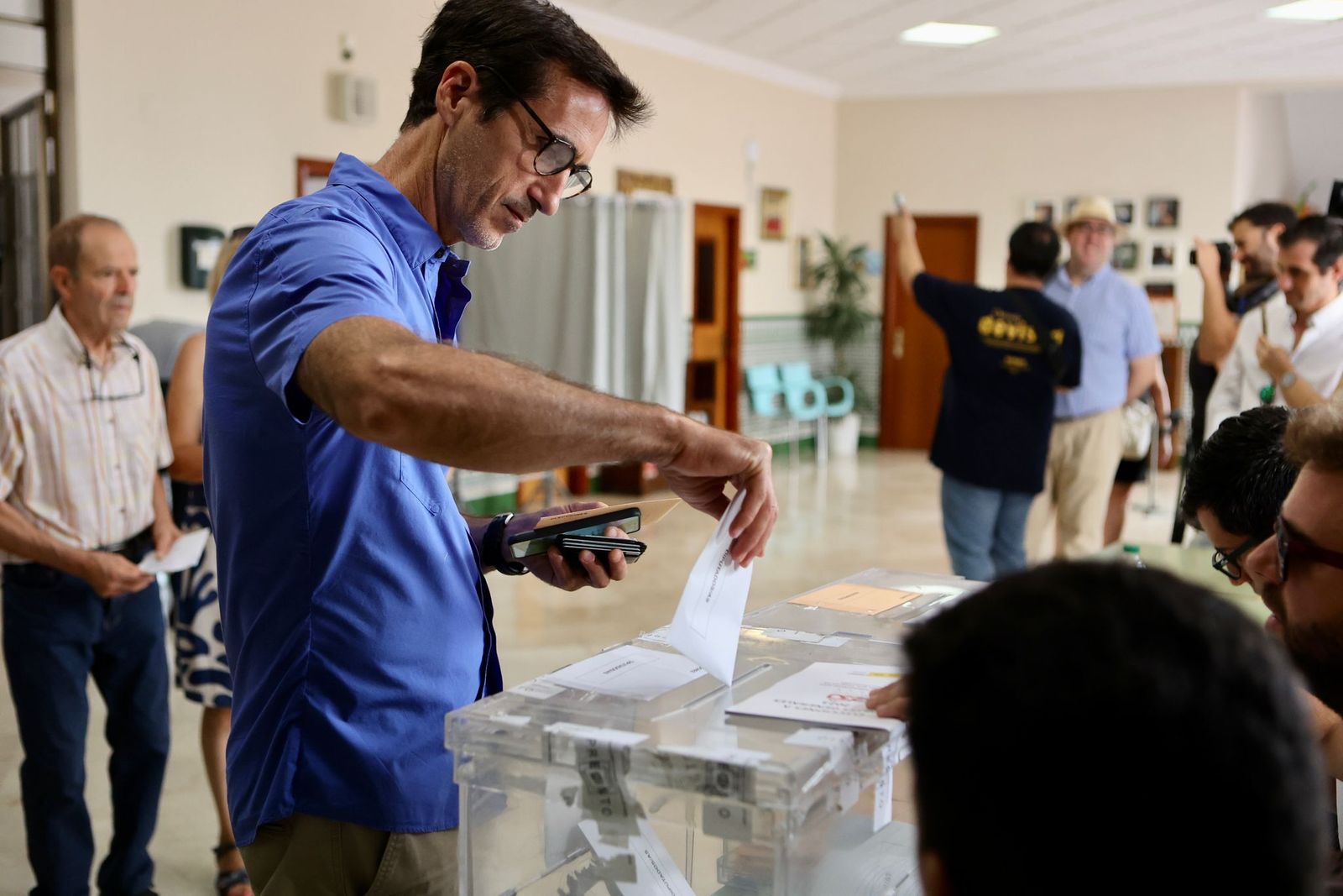 Un malagueño vota en estas elecciones generales.