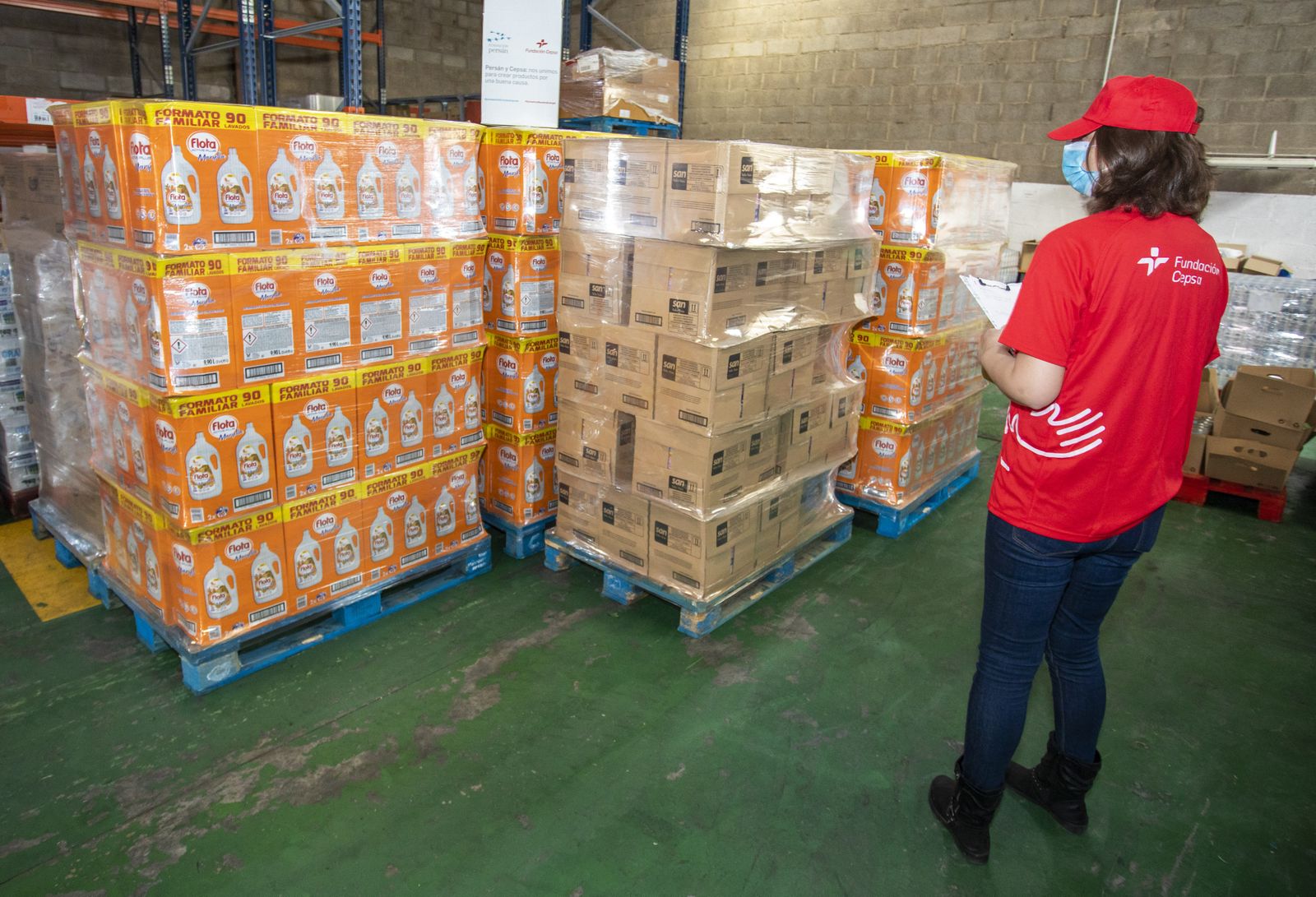 Productos de limpieza e higiene enviados por Cepsa y Persán.