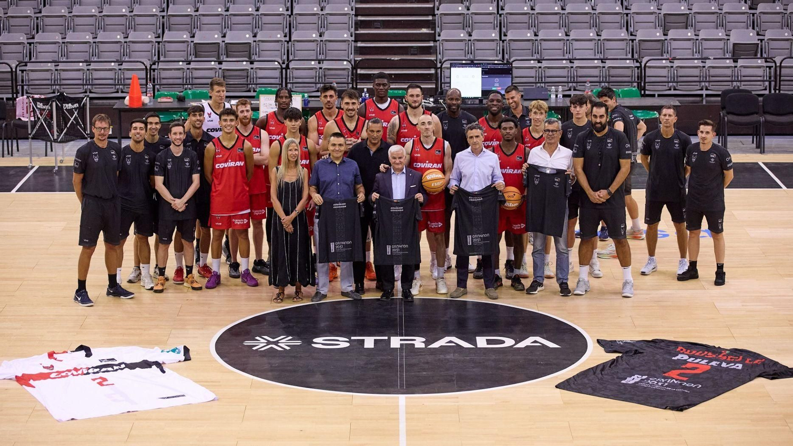 Foto de familia con el equipo de gobierno granadino