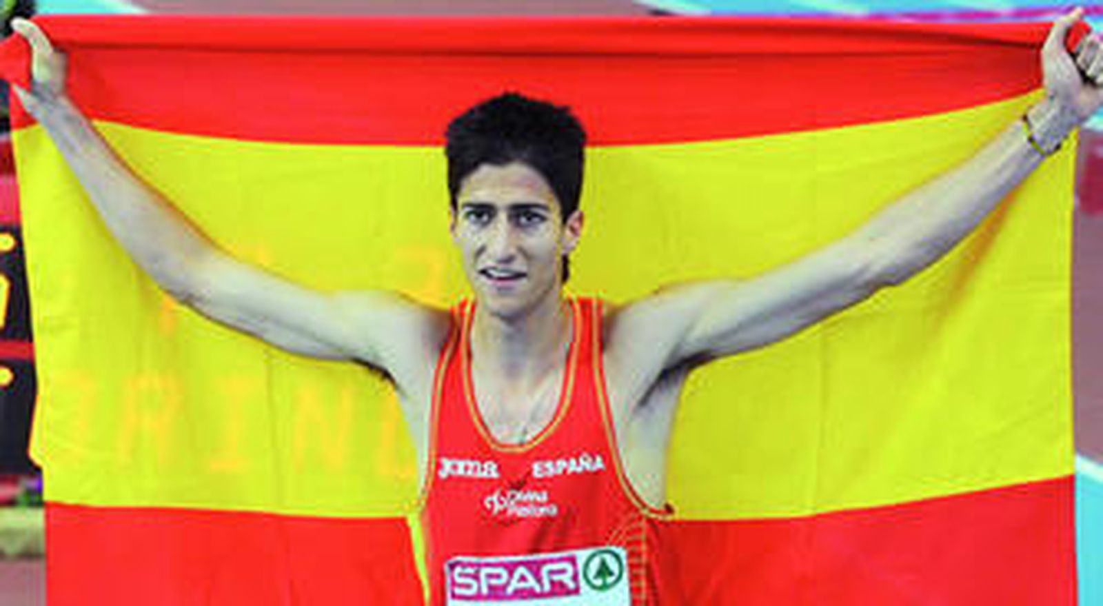 Luis Alberto Marco, enfundado con la bandera española, celebra la medalla de plata conseguida en el Europeo de Turín.