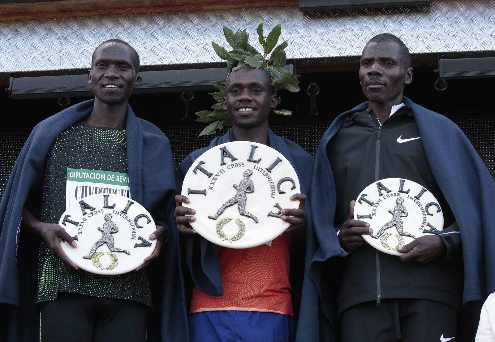 El ugandés Jacob Kiplimo, ganador de 2019, en el centro del podio.
