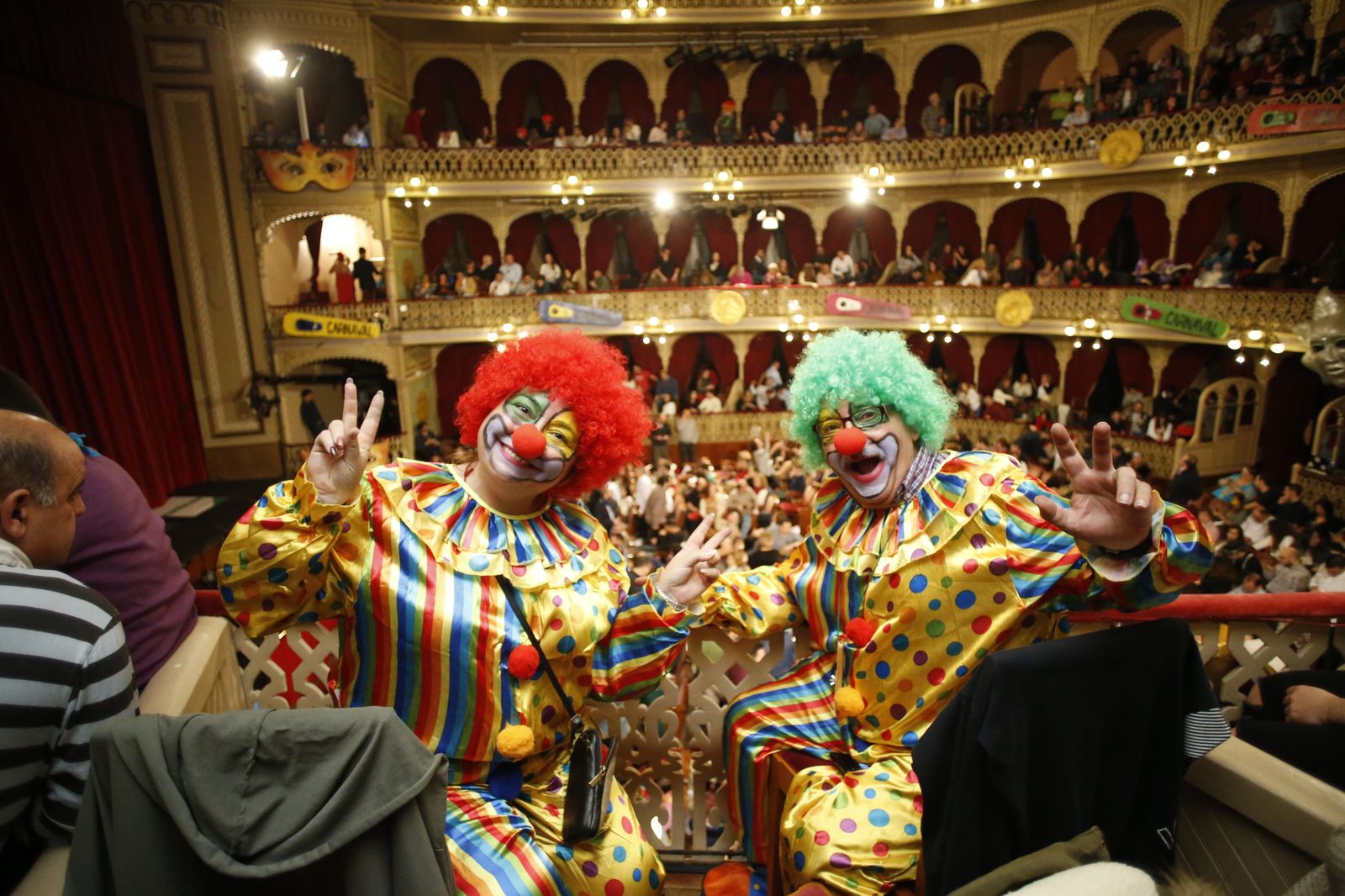 Dos espectadores disfrazados de payasos en la final del Concurso de Agrupaciones de este año.