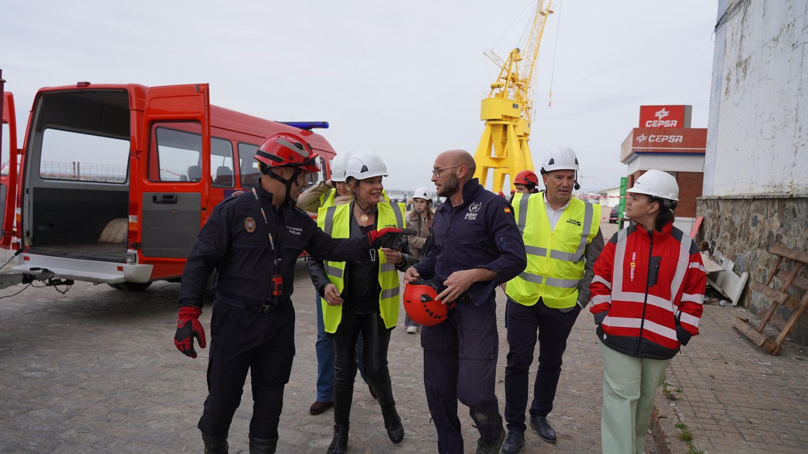 Bomberos de BUSF Huelva; el presidente del Puerto, Alberto Santana y la alcaldesa de Huelva, Pilar Miranda. Bomberos de BUSF Huelva; el presidente del Puerto, Alberto Santana y la alcaldesa de Huelva, Pilar Miranda.