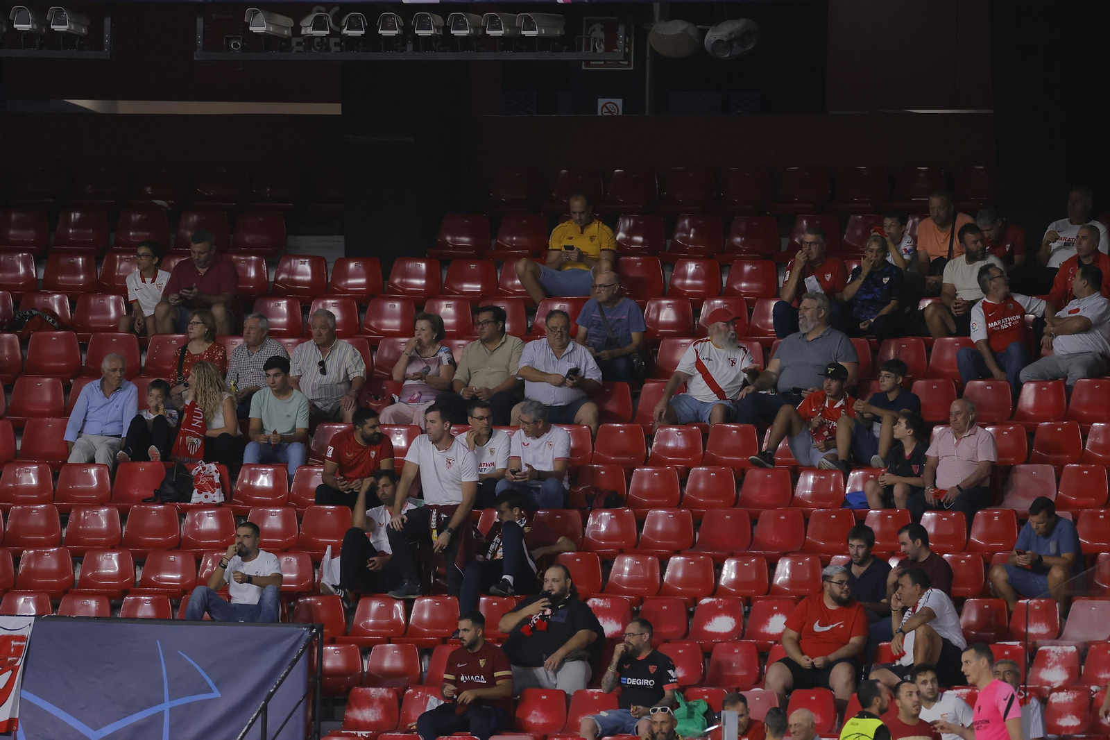 Búscate en las fotos del Sevilla-Lens