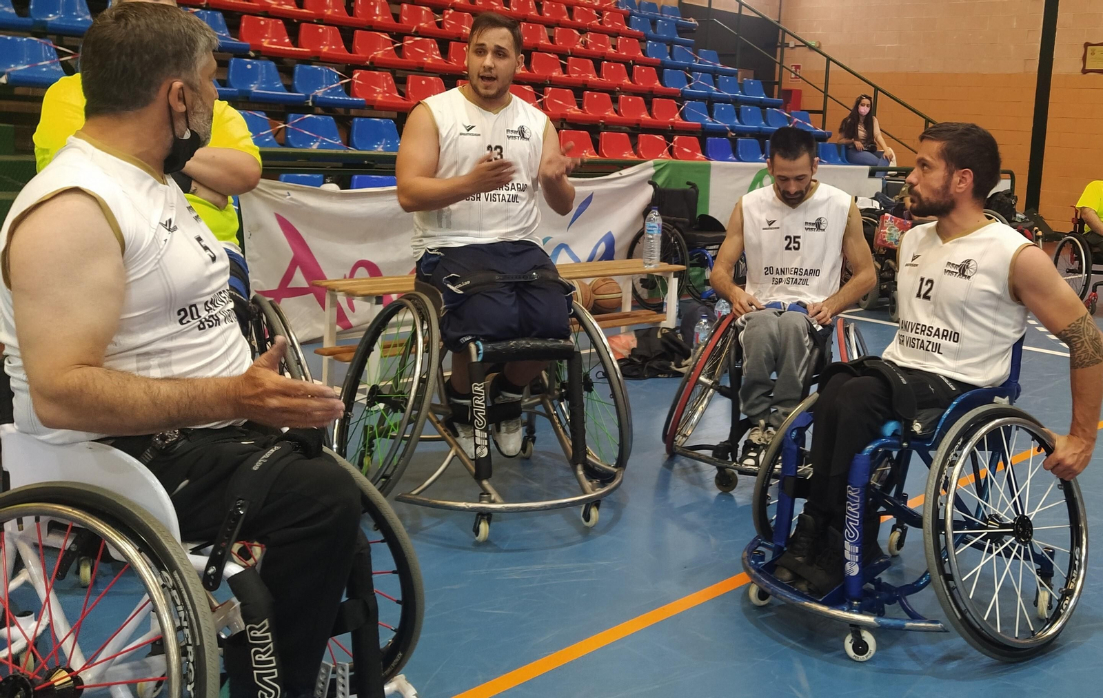 Los jugadores del BSR Vistazul conversan durante un tiempo muerto en una foto de archivo.