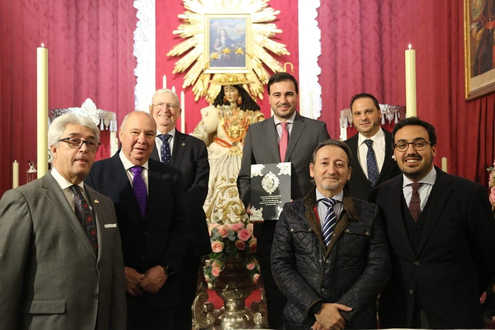 El periodista recibe las pastas ante la Divina Pastora