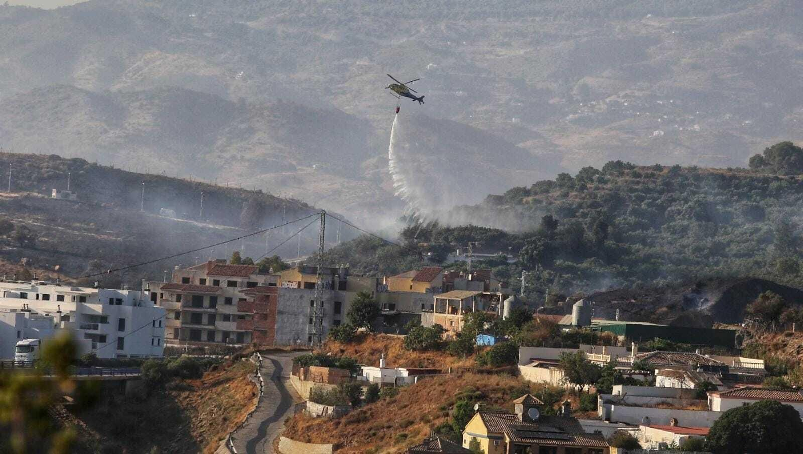 Un helicóptero echando agua en el incendio de Mijas de ayer por la tarde.