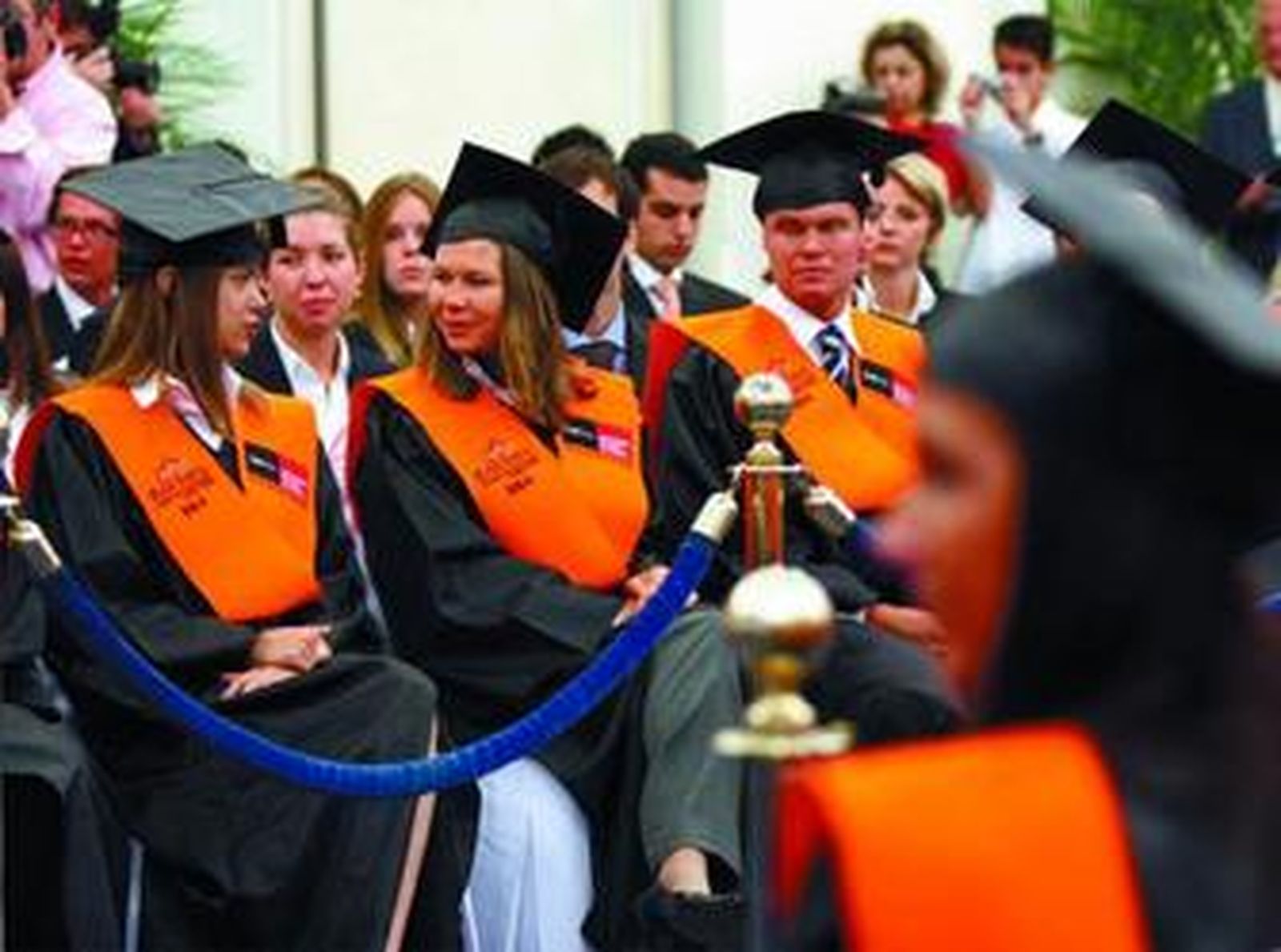 Estudiantes de Les Roches, ayer, en el acto de graduación.